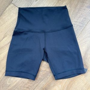 lululemon Wunder Train High Rise Short in Black Size 2